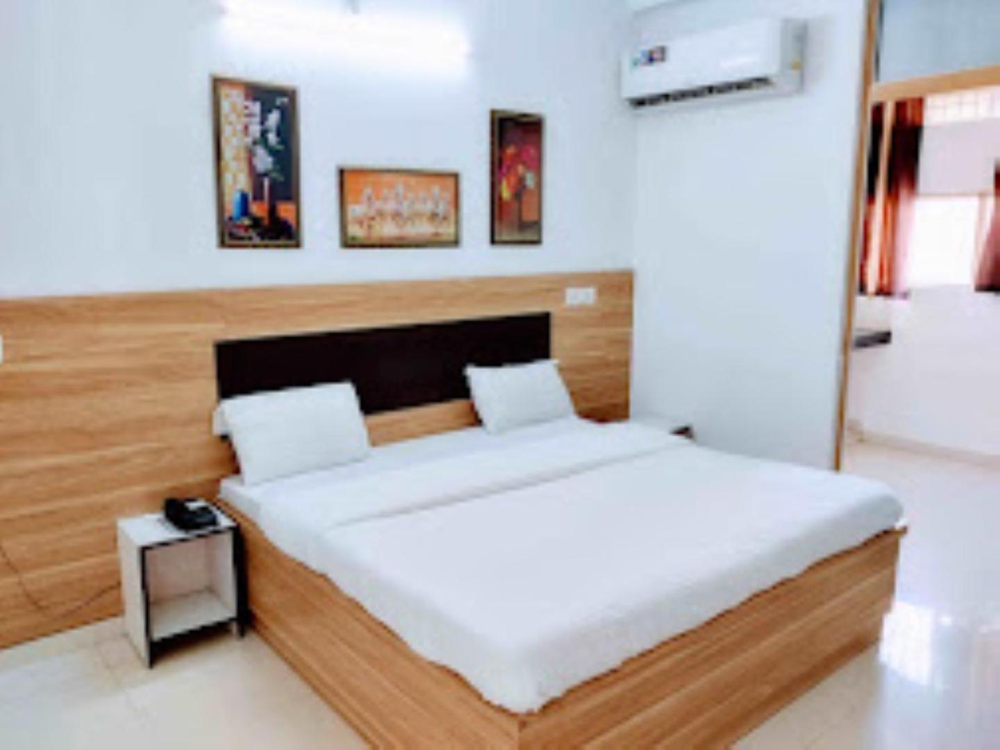 Hotel Parth Sitapur Muafi Bagian luar foto