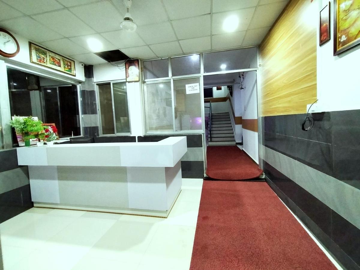 Hotel Parth Sitapur Muafi Bagian luar foto