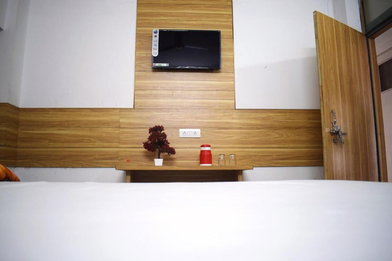 Hotel Parth Sitapur Muafi Bagian luar foto