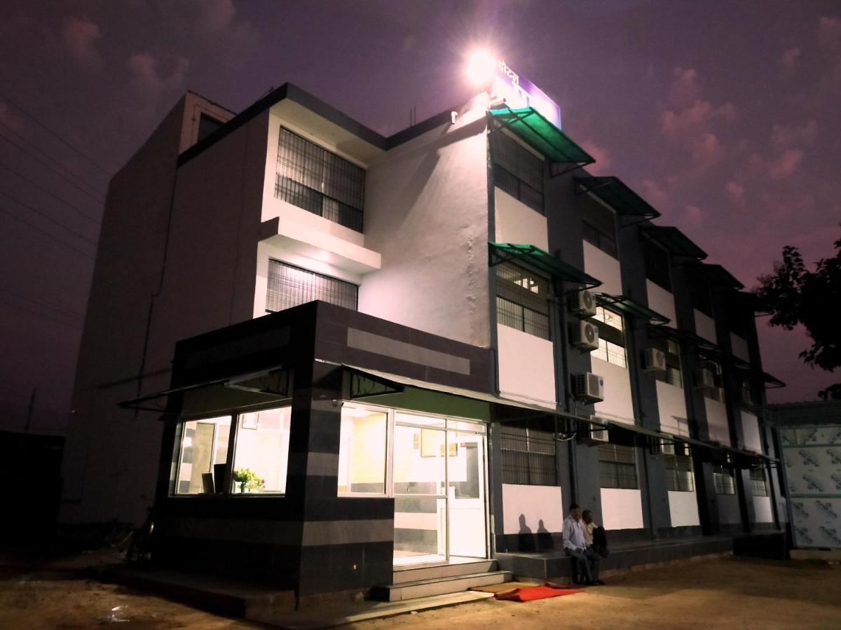 Hotel Parth Sitapur Muafi Bagian luar foto