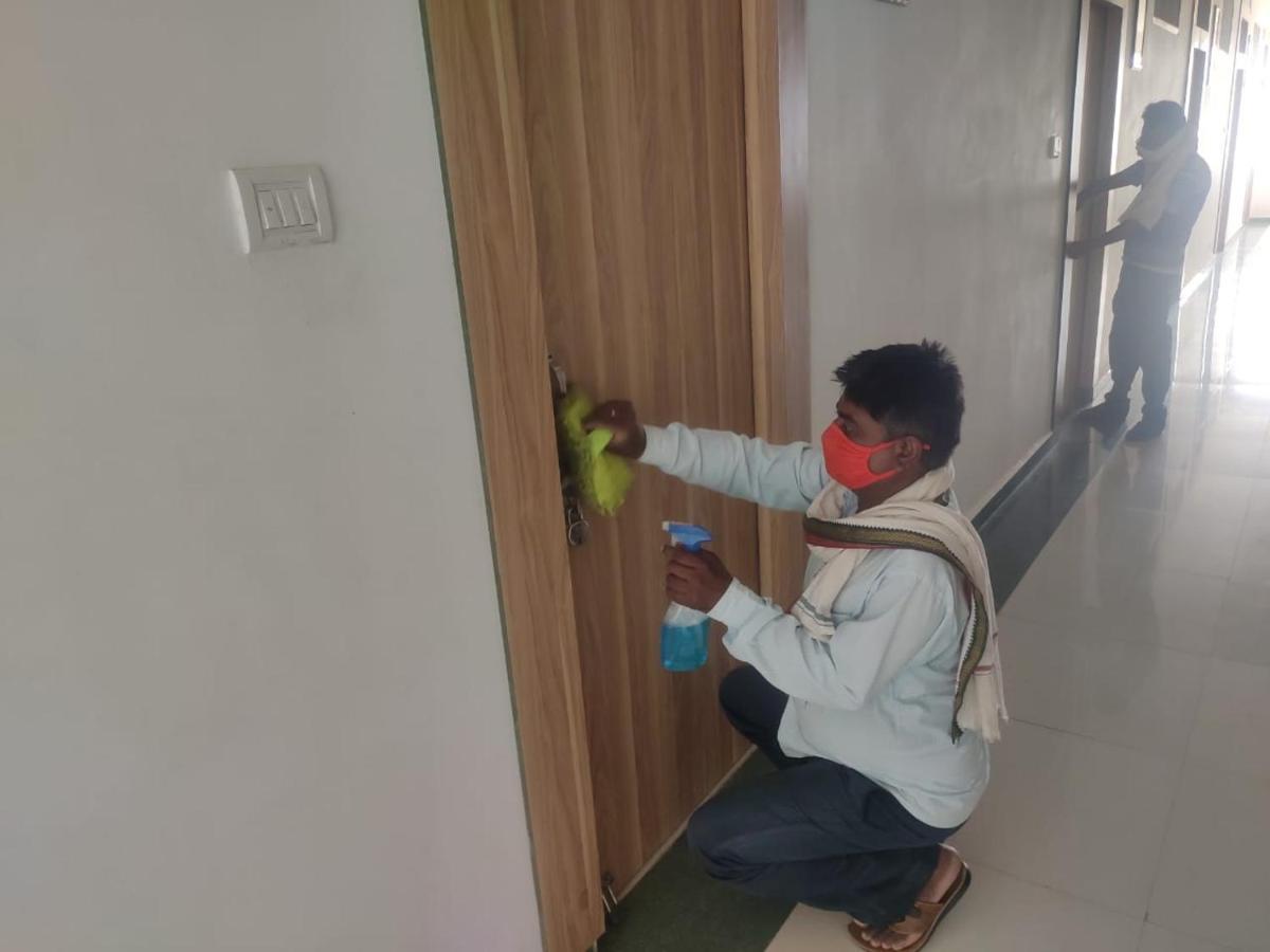Hotel Parth Sitapur Muafi Bagian luar foto