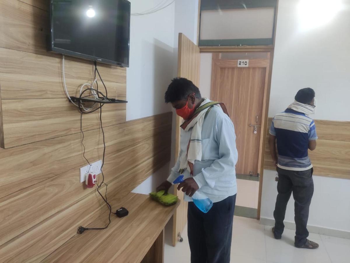 Hotel Parth Sitapur Muafi Bagian luar foto