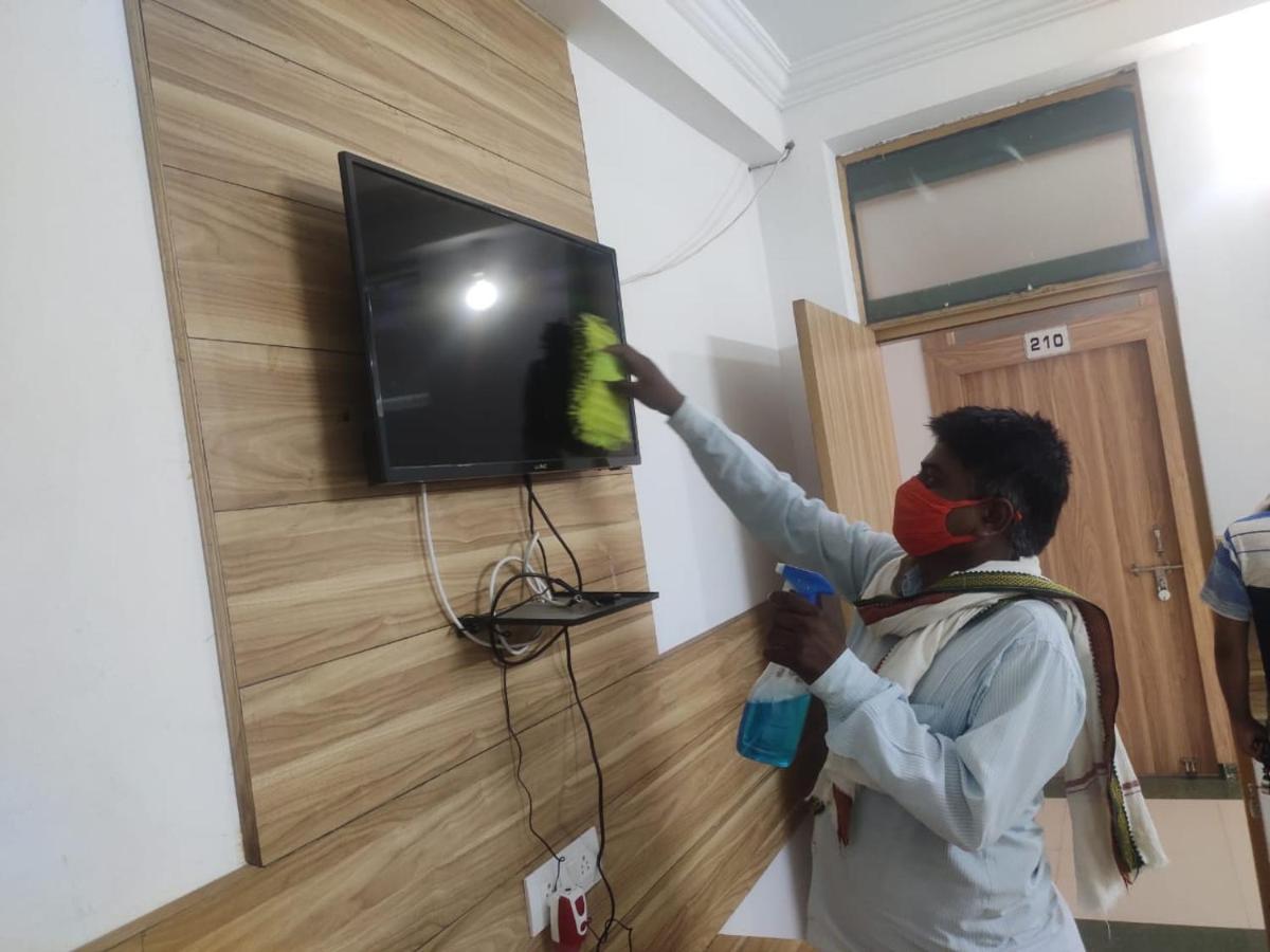 Hotel Parth Sitapur Muafi Bagian luar foto